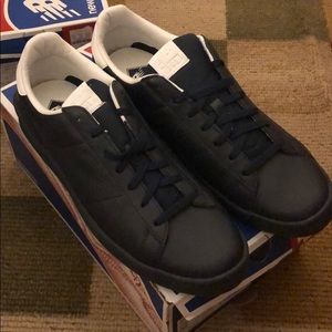 New Balance blue navy leather sneakers